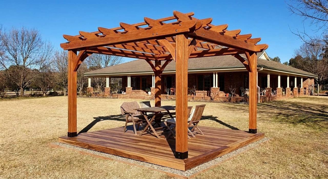 Deck de madera con pérgola integrada — Don Deck