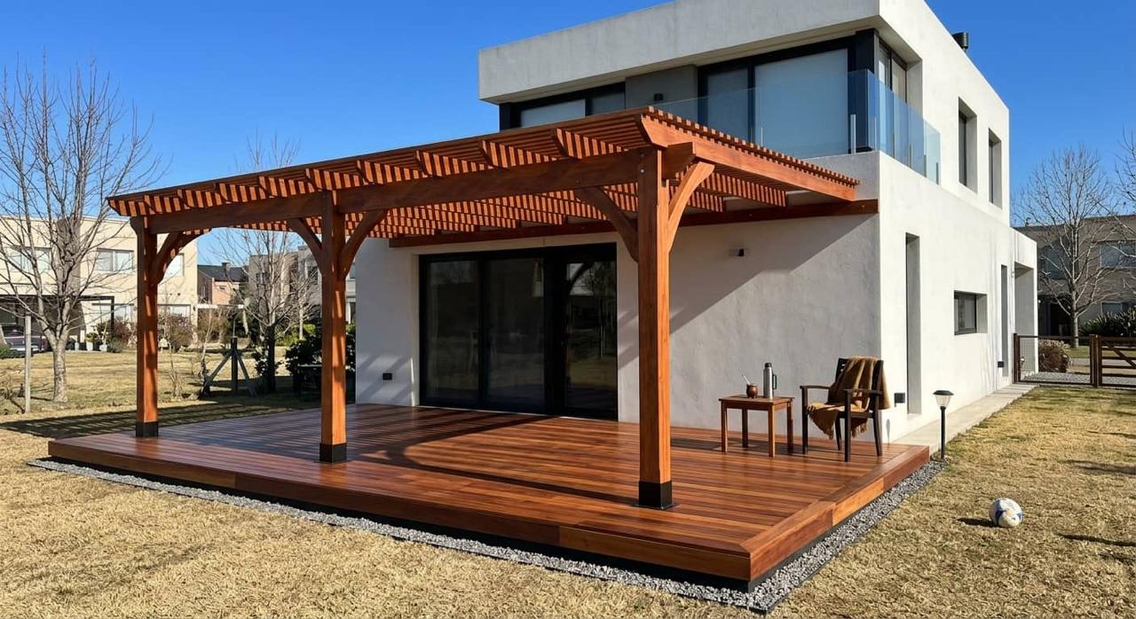 Sombra de pérgola sobre un deck de madera — Don Deck