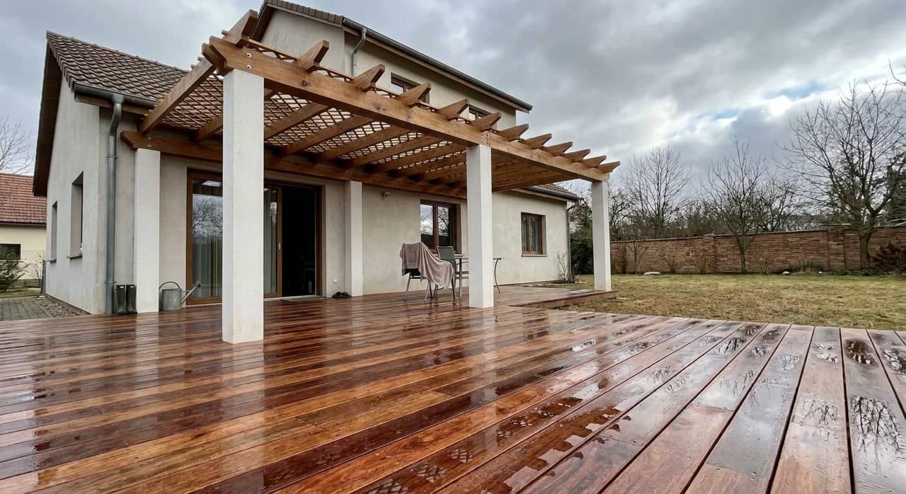 Deck de madera con pérgola integrada — Don Deck