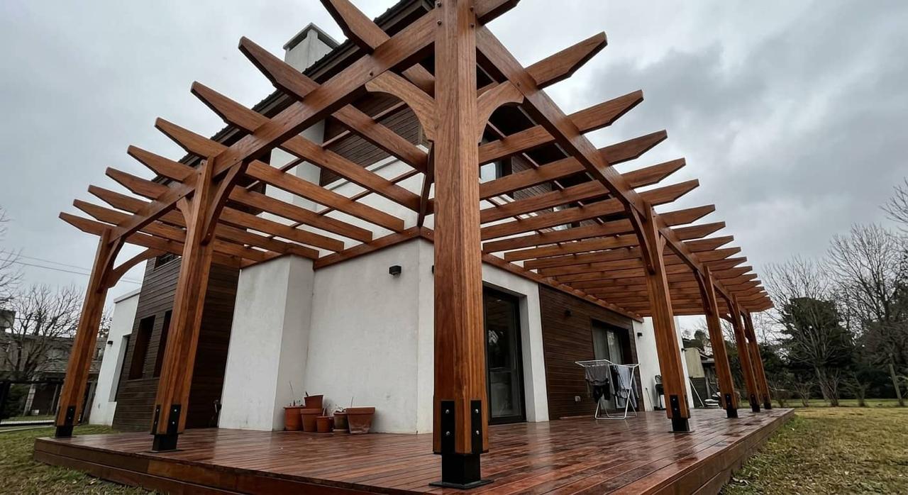 Deck de madera con pérgola integrada — Don Deck