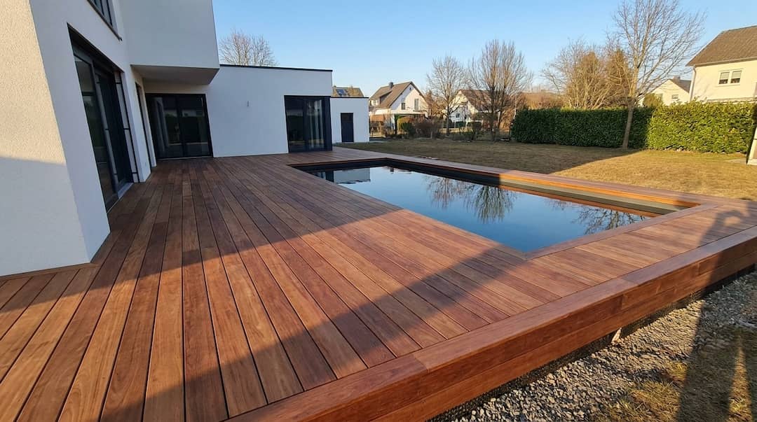 Deck perimetral de pileta en madera — Don Deck