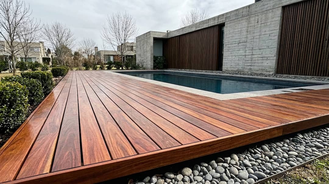 Deck de madera perimetral de pileta — Don Deck
